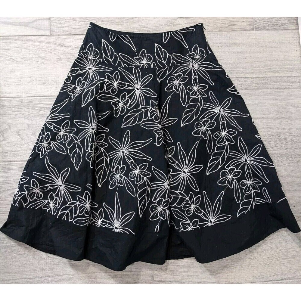 White House Black Market Embroidered Floral Skirt Size 0 Office Elegant N38 - Picture 1 of 5
